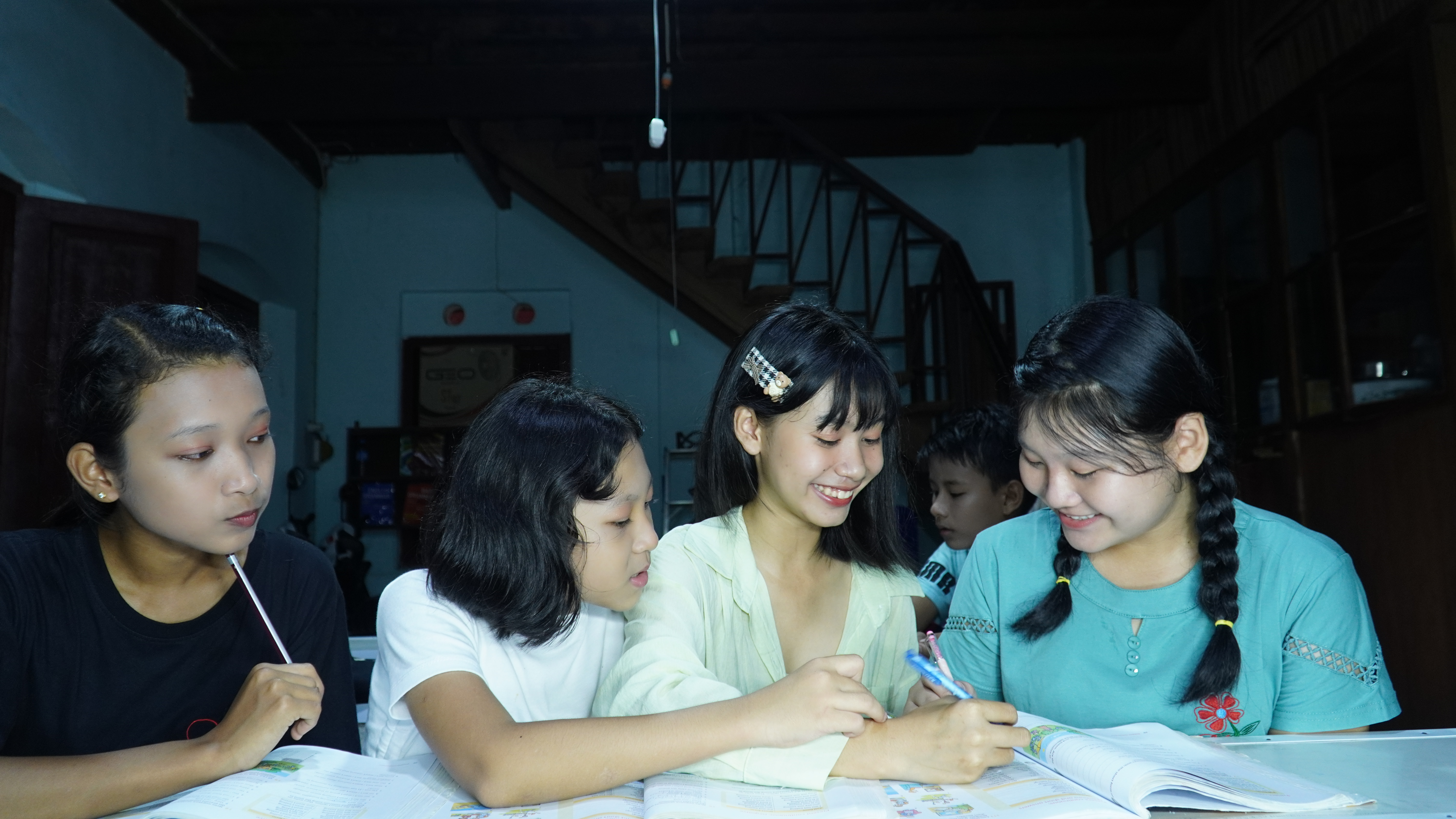 Buku literasi dan pembelajaran bahasa bilingual